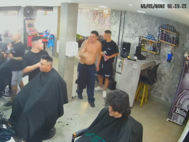 Vai negar agora? Portal LeoDias recebe imagens de Pedro em barbearia antes de apanhar