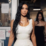 Kim Kardashian tenta comprar bíblia que foi de seu pai mas tem oferta recusada