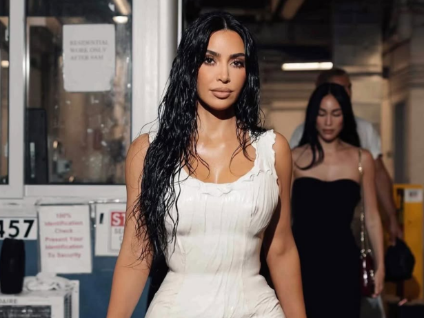 Kim Kardashian tenta comprar bíblia que foi de seu pai mas tem oferta recusada