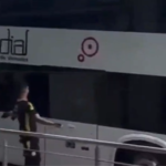 Corre, Brazão! Goleiro do Santos é “esquecido” em hotel e vídeo viraliza