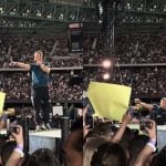 Chris Martin cai durante show do Coldplay e assusta os fãs