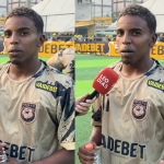 Jogador comemora premiação após marcar três gols na Copa VaideBet Maré
