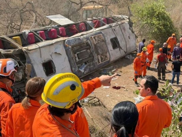 Ônibus de romeiros capota e deixa ao menos 15 mortos em Alagoas
