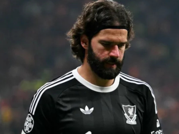 Alisson sofre lesão na Champions e vira baixa para a Seleção Brasileira