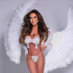 Com tapa-sexo e asas no estilo “Angel”, Nicole Bahls posa em clima de Carnaval