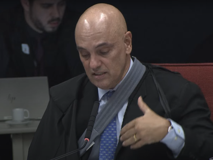 Moraes aponta nova tentativa de Eduardo Bolsonaro de interferir em processo contra o pai