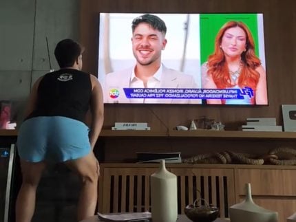 Álvaro Xaro assiste à resposta de Thayse e reage ao virar notícia no “Fofocalizando”