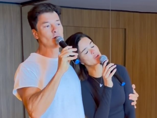 Amor e gratidão! Rodrigo Faro celebra cura do câncer de Vera Viel com louvor no karaokê
