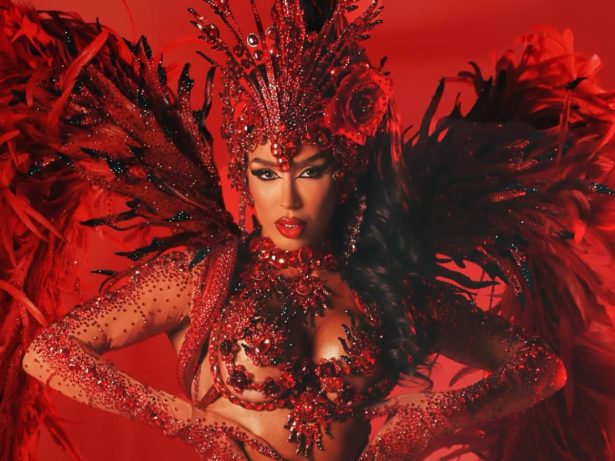 Andrea de Andrade reina como “A Tentação-Mulher” em desfile da Porto da Pedra