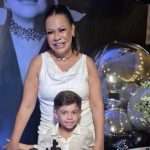 Dona Ruth festeja 57 anos com o neto Léo, filho de Marília Mendonça