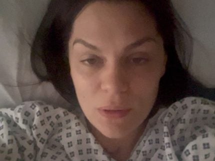 Após enfrentar câncer e remoção completa da mama, Jessie J atualiza estado de saúde