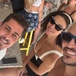 Assumidíssimos: Débora Nascimento e Allan Souza Lima curtem fim de semana entre amigos