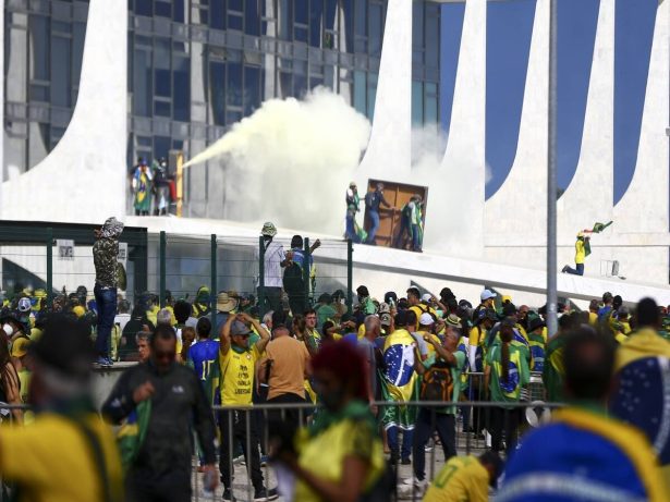 Foragida do 8 de janeiro é presa pela PF quando chegava dos EUA após ser deportada