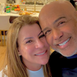 Esposa de Rick deixa os EUA e retorna ao Brasil após desaparecimento de helicóptero