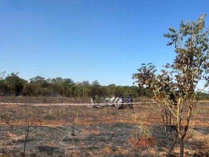 Avião de pequeno porte cai, explode, mata 2 pessoas e espalha fogo pela vegetação em MS