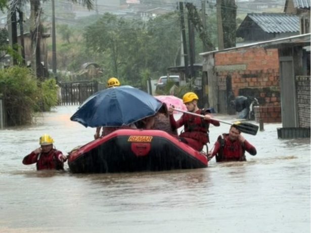 Buscas por helicóptero com Rick seguem em SC apesar de chuva e baixa visibilidade, afirma governo