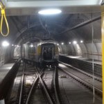Trem com passageiros se parte ao meio após descarrilar na Linha 4-Amarela em SP
