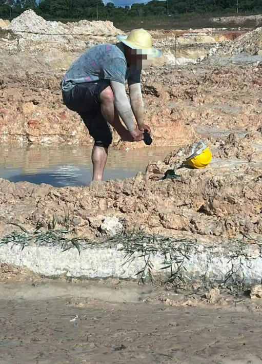 Sem equipamento de proteção, homem machuca o pé / Reprodução: Agência Pública