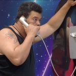 Babu Santana mostra agilidade, atende o Big Fone e ganha poder decisivo