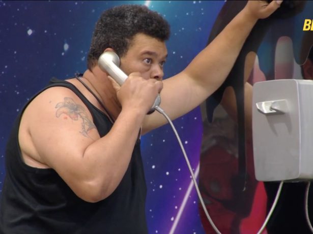Babu Santana mostra agilidade, atende o Big Fone e ganha poder decisivo