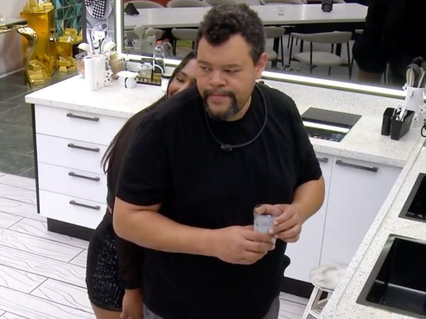 Babu muda de quarto no “BBB26” após bagunça e faz alerta: “Palma para maluco”