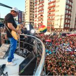 Durval Lelys encerra Carnaval de Salvador com chave de ouro arrastando multidão em bloco