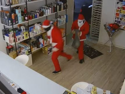 Bandidos vestidos de Papai Noel furtam loja e fogem com 32 celulares