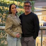 Juliano Cazarré e a esposa, Letícia, estão à espera do sétimo filho: “Tá no forno”