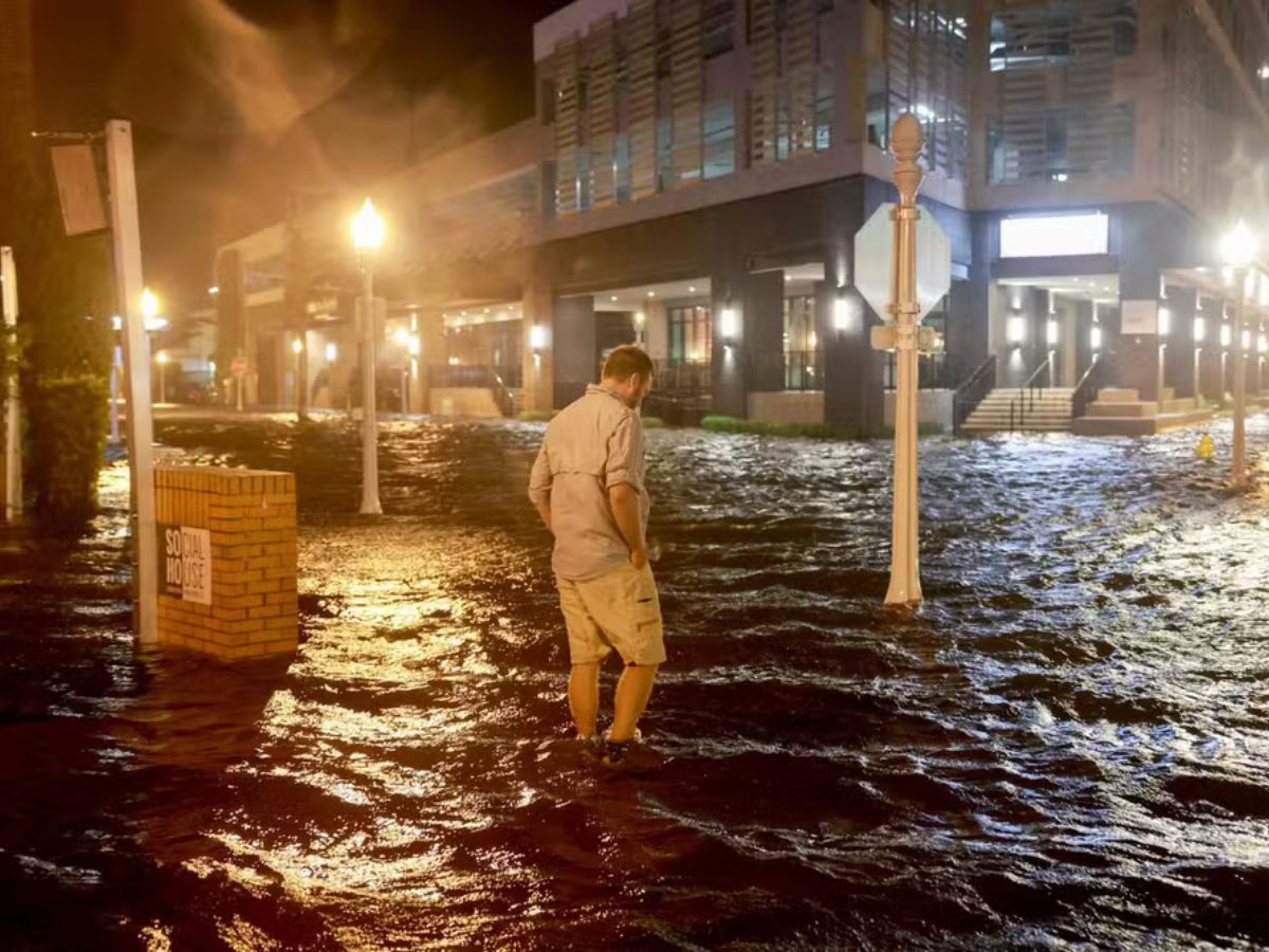 Homem em meio à enchente em Fort Myers, na Flórida, após Milton tocar o solo / Foto: AFP