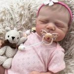 Bebês reborn: O mercado lucrativo por trás da nova febre da internet