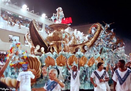 (Desfile de 1998 marcou o primeiro título da Beija-flor na Sapucaí / Foto por: Widger Frota)