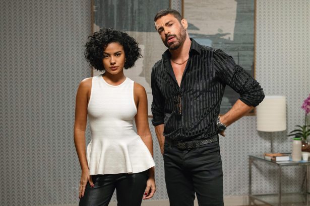 Em “Três Graças”, cena sobre “cheiro de macho” lembra treta de Cauã Reymond e Bella Campos