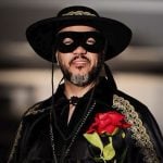 Vestido de Zorro, Belo curte festa temática em cruzeiro: “Lutando por amor”