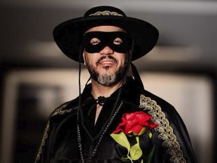 Vestido de Zorro, Belo curte festa temática em cruzeiro: “Lutando por amor”