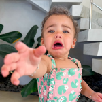 Bruna Biancardi publica fotos em que Mavie, filha de Neymar, vai do riso ao choro