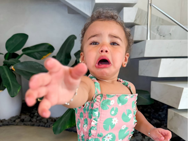 Bruna Biancardi publica fotos em que Mavie, filha de Neymar, vai do riso ao choro