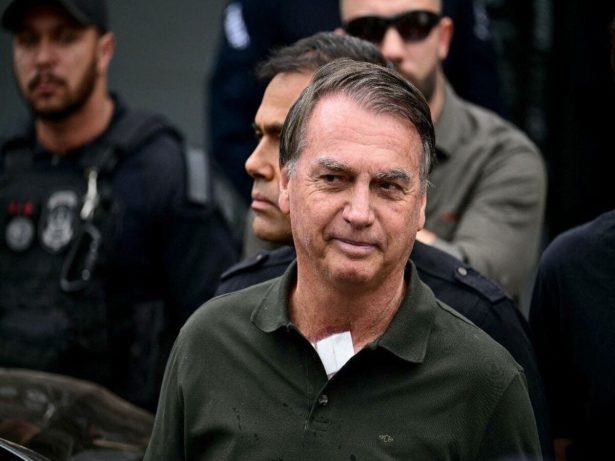 Após mal-estar na madrugada, Bolsonaro é levado a hospital no DF, diz Flávio
