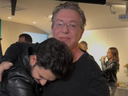 Boninho surge emocionado nos bastidores da Globo, em clima de despedida