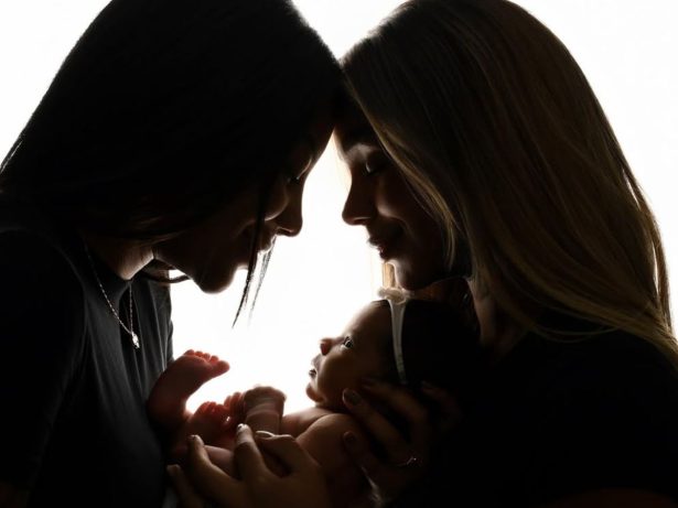 Brunna Gonçalves e Ludmilla celebram o Dia do Orgulho LGBT com a filha, Zuri