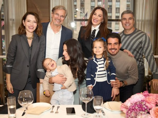 Claudia Raia e Edson Celulari posam juntos ao lado dos filhos em Nova York