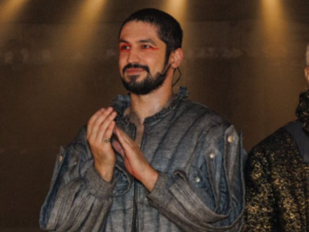 Crítica: Em meio ao concreto, Gabriel Leone brilha em “Hamlet, Sonhos que Virão”