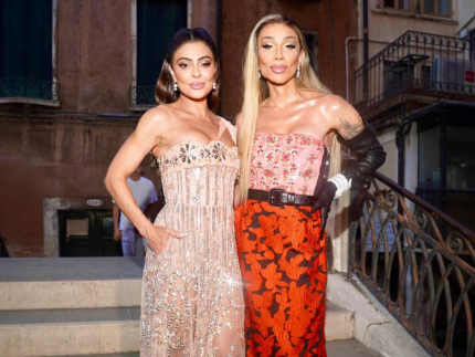 Maya Massafera e Juliana Paes posam deslumbrantes em festa beneficente em Veneza