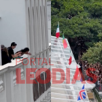 No Brasil para o Rock In Rio, Katy Perry acena para fãs em varanda do Copacabana Palace