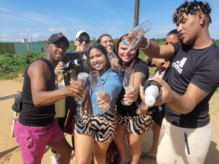 Em frente ao presídio, fãs de Deolane brindam soltura da influenciadora com champanhe