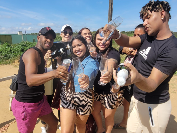 Em frente ao presídio, fãs de Deolane brindam soltura da influenciadora com champanhe