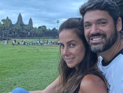 Carol Barcellos e Marcelo Courrege postam  foto romântica durante viagem