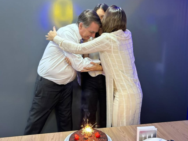 Michelle Bolsonaro homenageia filha pelos 15 anos e menciona “injustiça” em desabafo
