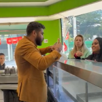 Inimigo do fim, Henrique sai do palco e vai servir salgadinho para fãs em padaria