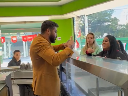 Inimigo do fim, Henrique sai do palco e vai servir salgadinho para fãs em padaria
