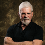 Aos 70 anos, Raul Gazolla estrela remontagem de “A Chorus Line”, musical que o lançou como ator